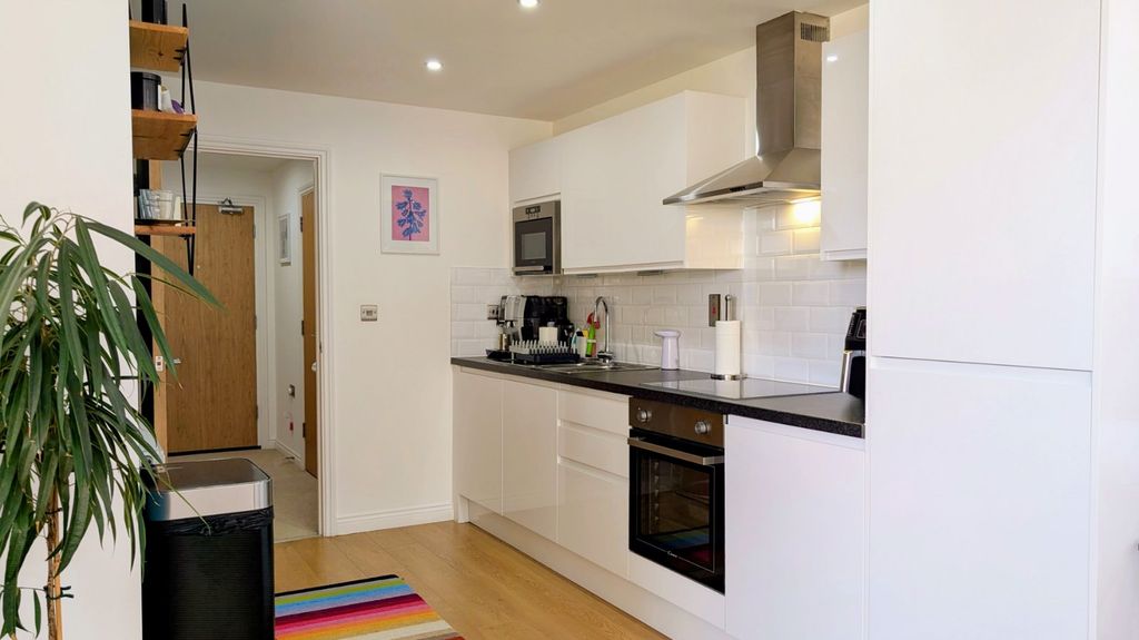 Property photo 3 of 17 Kitchen Alt