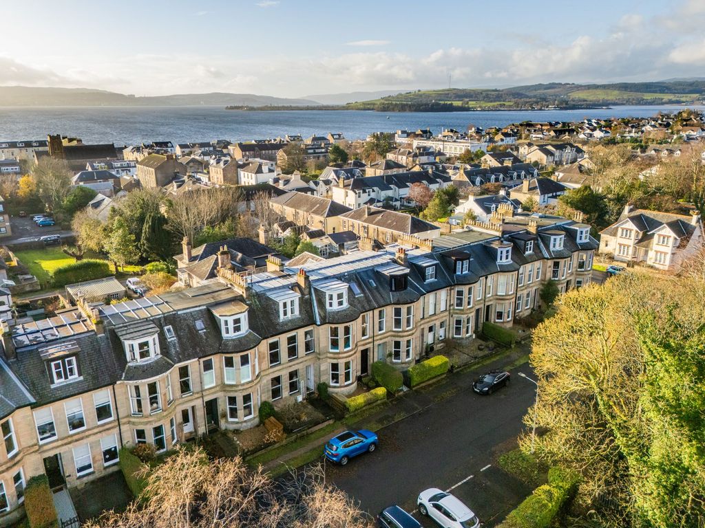 Property photo 2 of 32