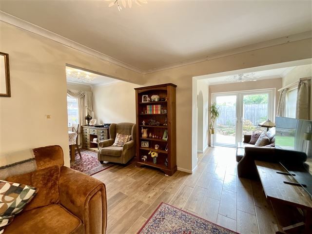 Property photo 3 of 17 Lounge