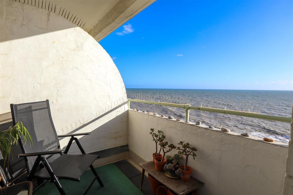 Property photo 2 of 8 Balcony