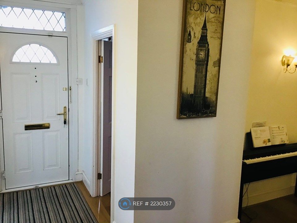 Property photo 2 of 14 Hallway