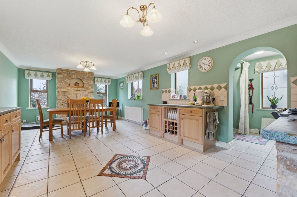 Property photo 2 of 23