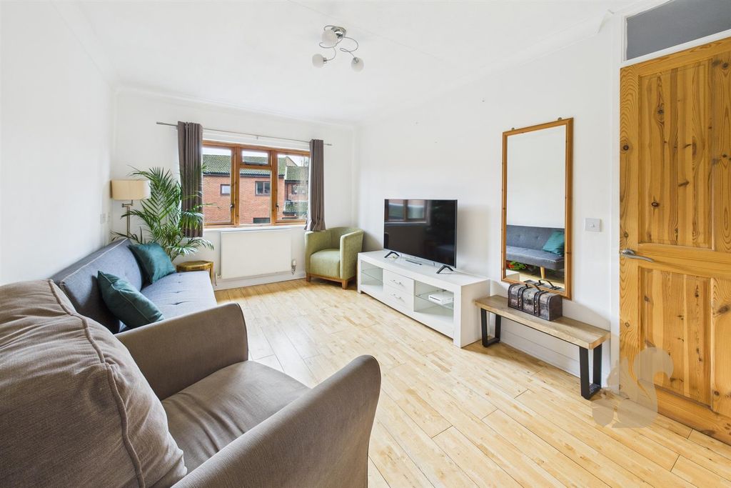 Property photo 2 of 11 Lounge