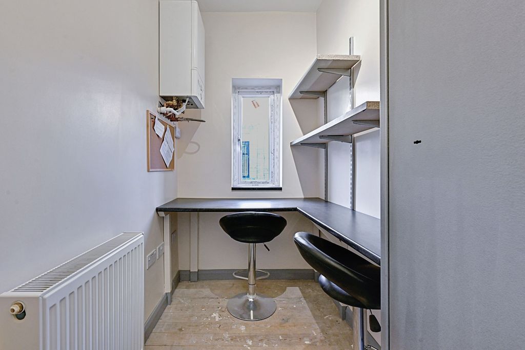 Property photo 3 of 11 Single Bedroom/Office