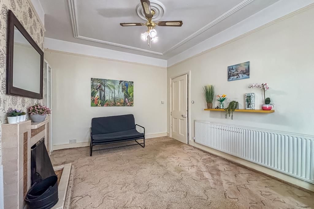 Property photo 3 of 17 Lounge