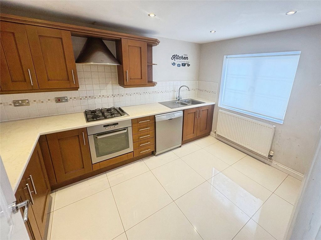 Property photo 3 of 11 Kitchen