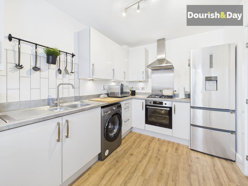 Property photo 3 of 17 Kitchen