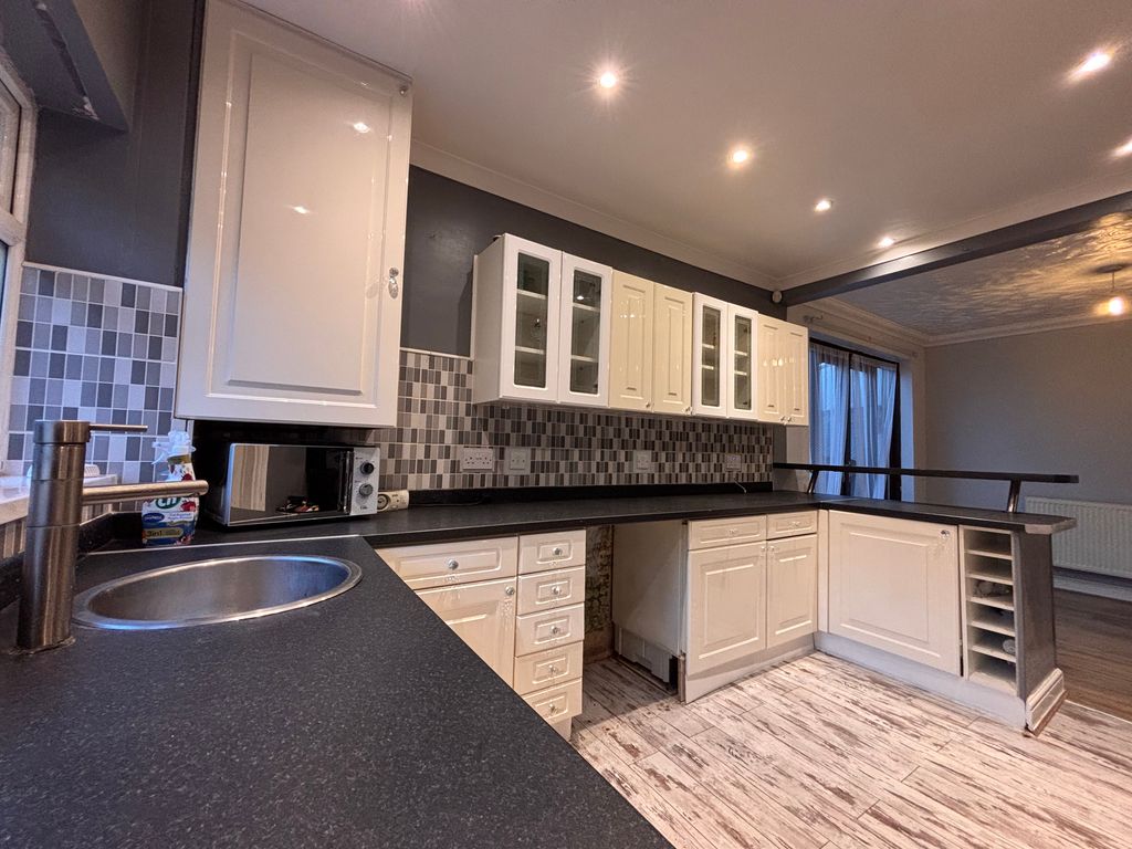 Property photo 2 of 9 Kitchen