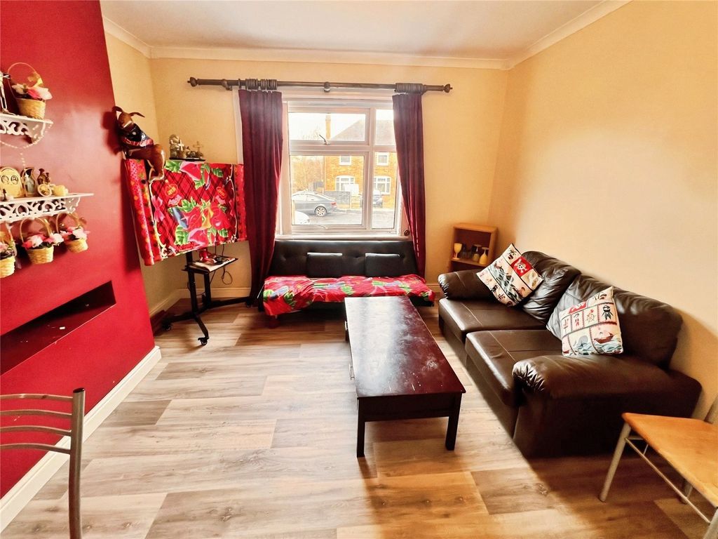 Property photo 3 of 16 Lounge