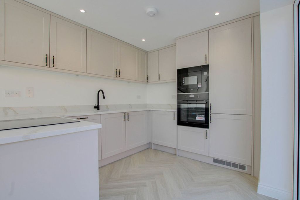 Property photo 2 of 39