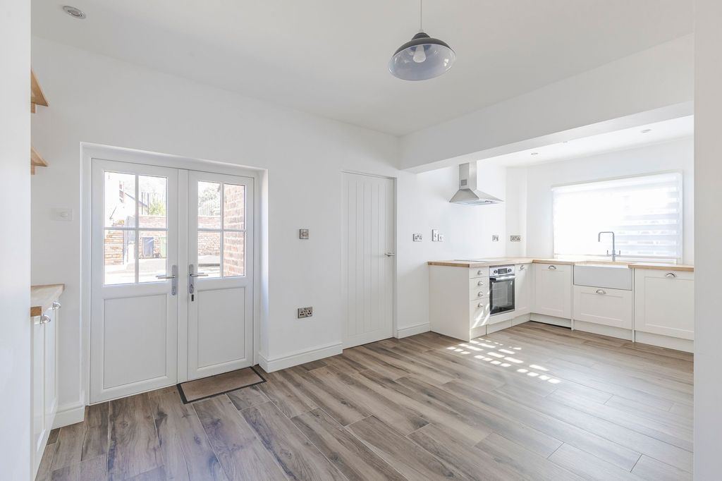 Property photo 2 of 23