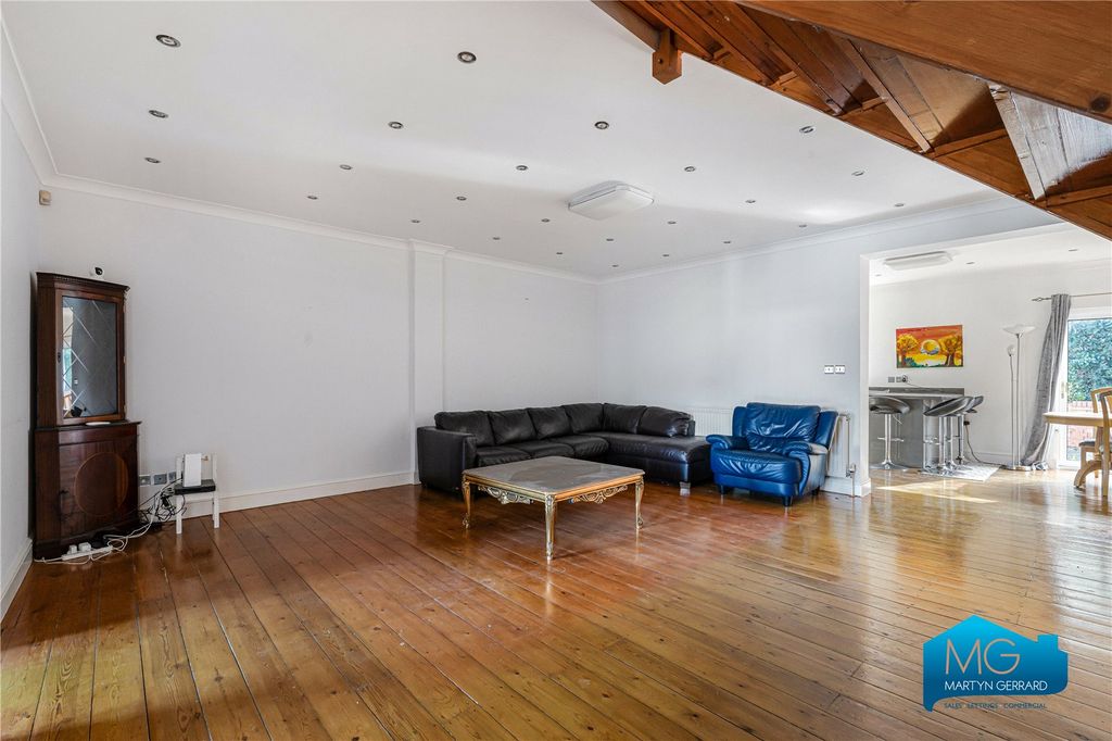 Property photo 2 of 16 Picture No. 11