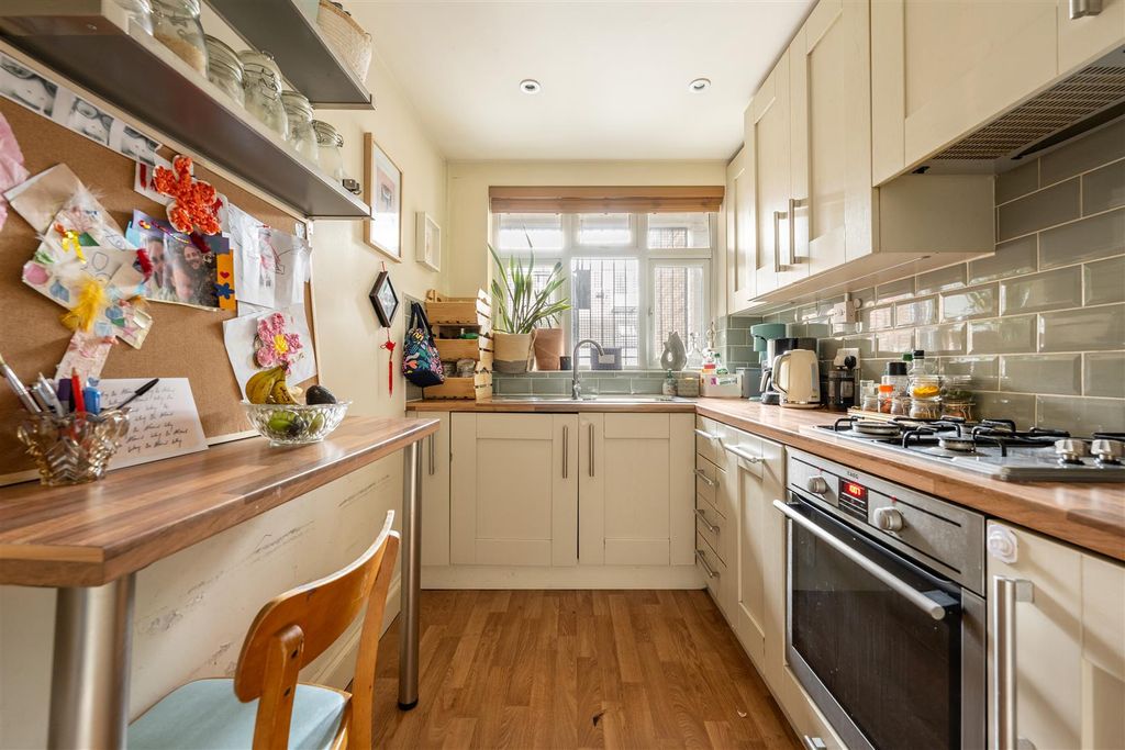 Property photo 2 of 18 Dunn Street, E8