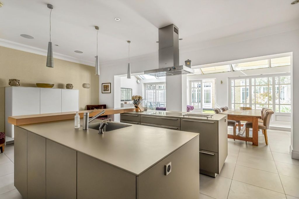 Property photo 1 of 34 Modern Luxury Kitchen