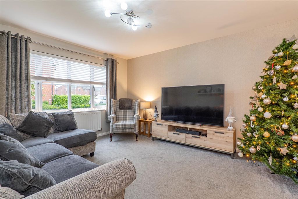 Property photo 2 of 33 Lounge