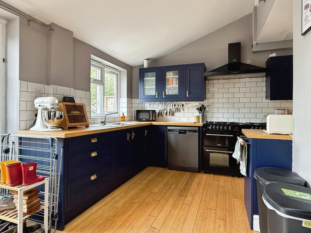 Property photo 3 of 18 Kitchen