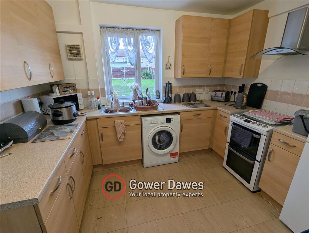 Property photo 3 of 8 Kitchen