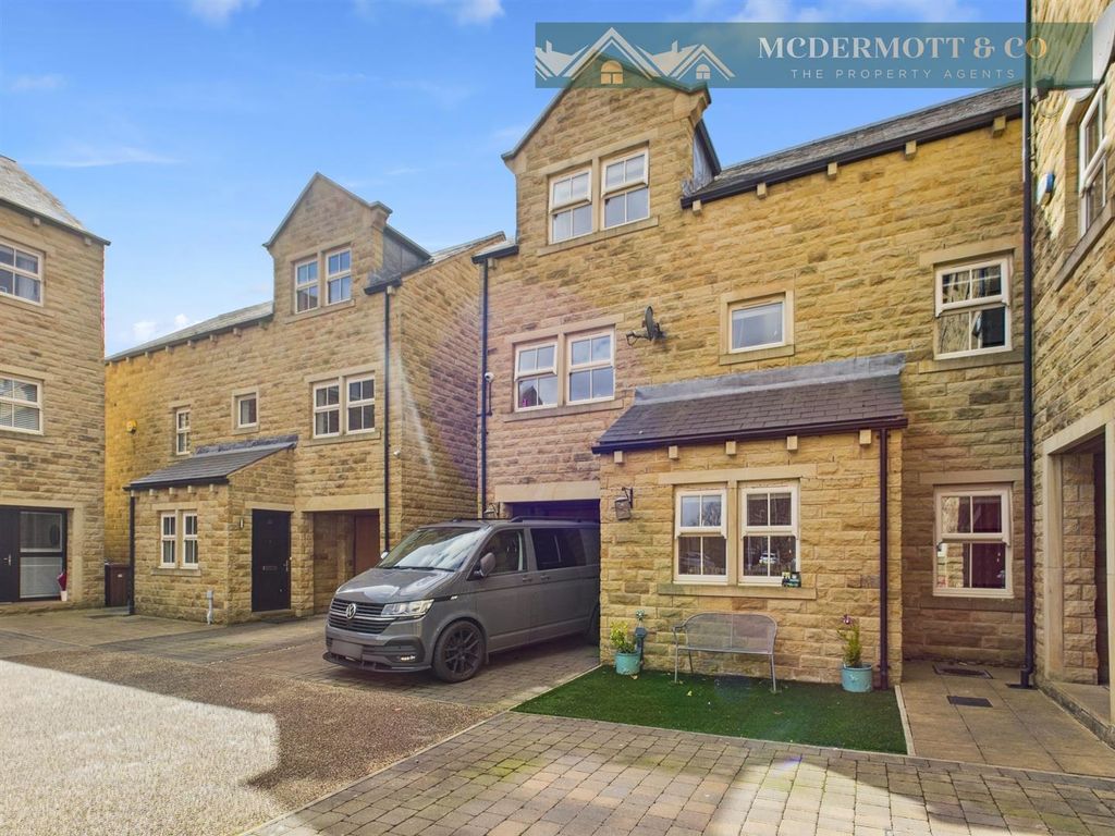 Property photo 1 of 74 Cam03850G0-Pr0111-Still074.Jpg
