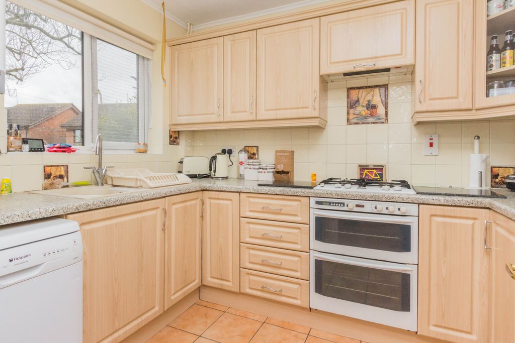 Property photo 2 of 10 Kitchen