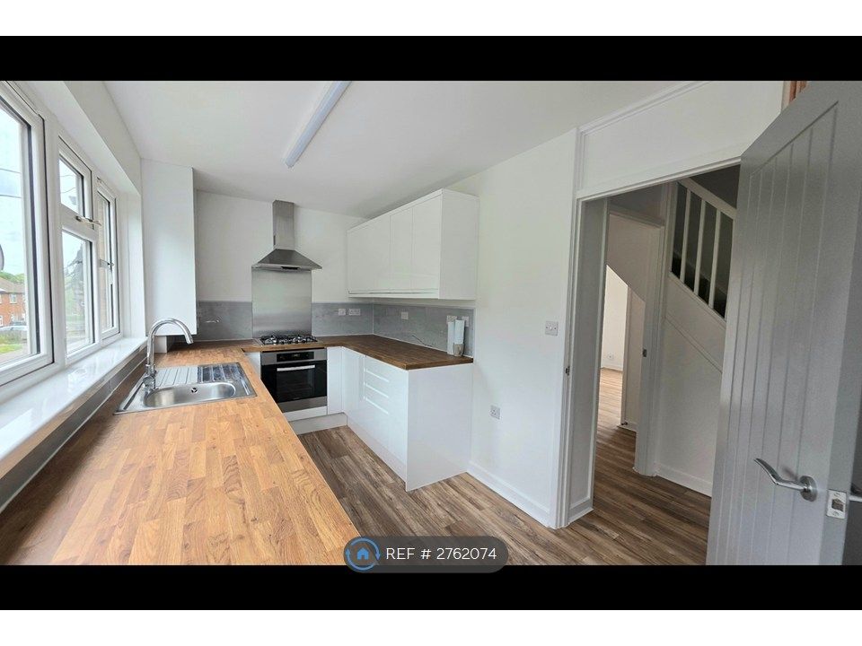 Property photo 3 of 10 Kitchen