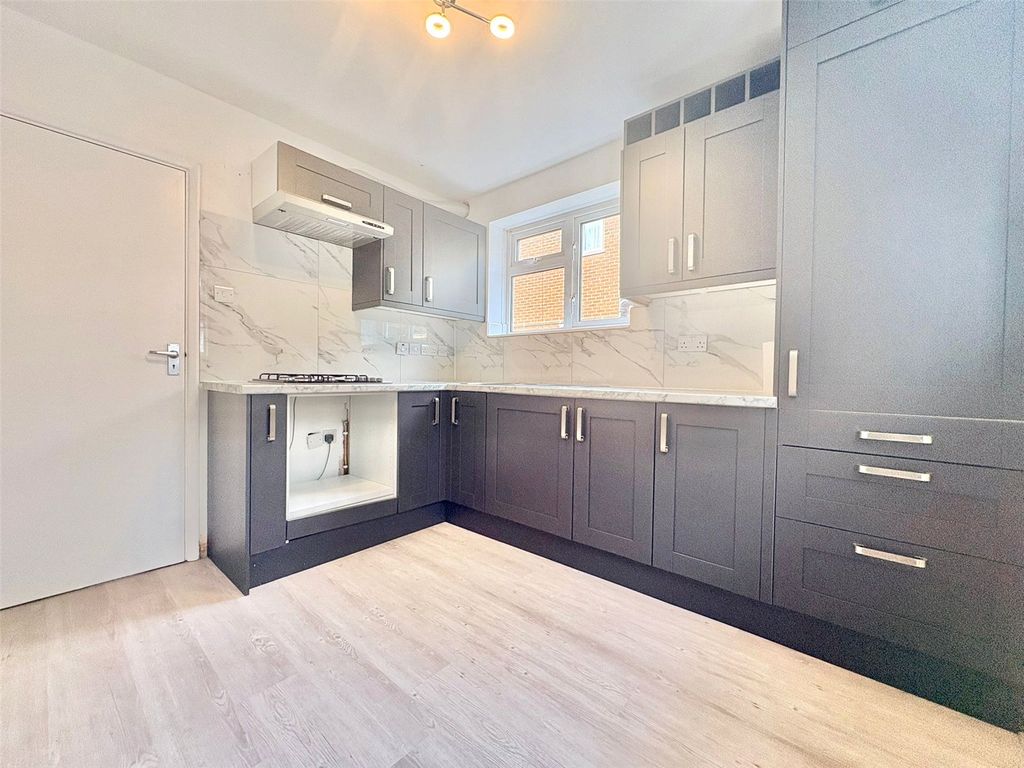 Property photo 3 of 11 Kitchen