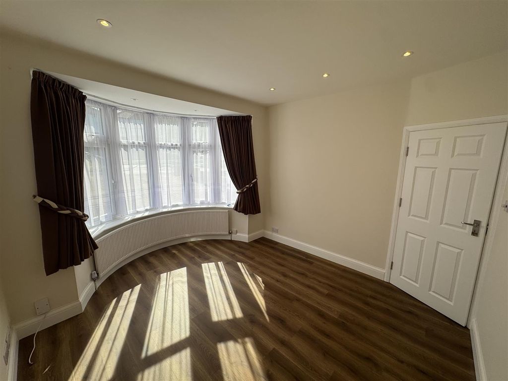 Property photo 2 of 19 Lounge