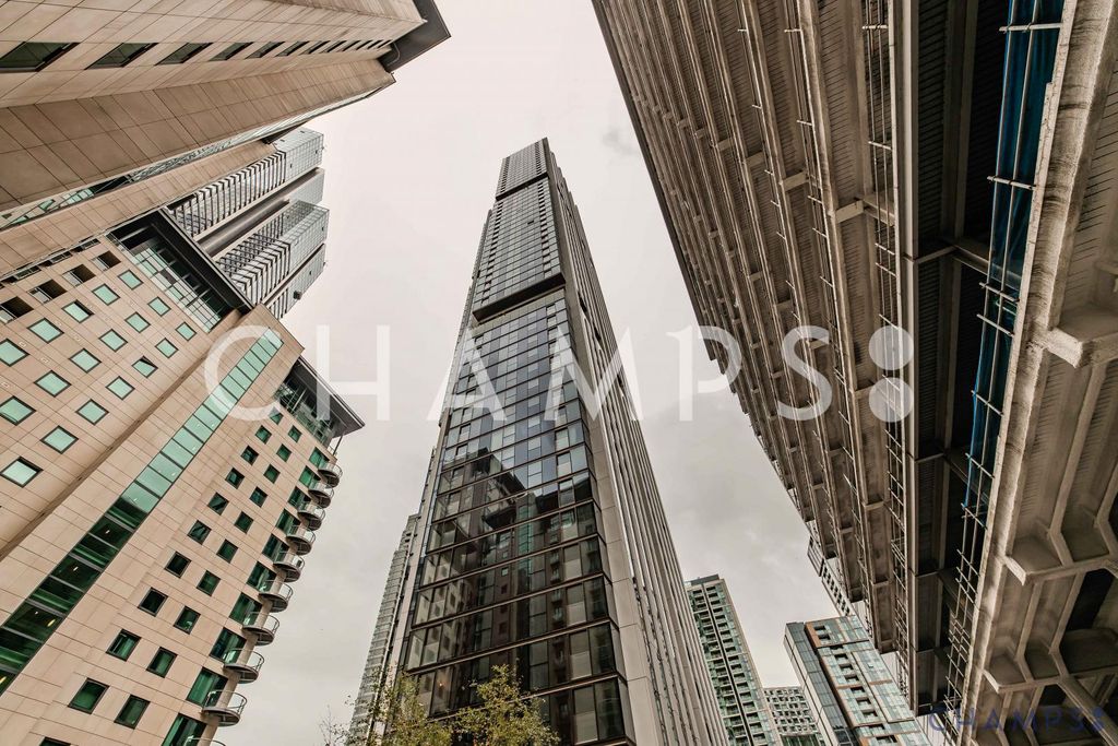 Property photo 1 of 10 2 Bed To Rent In South Quay Plaza