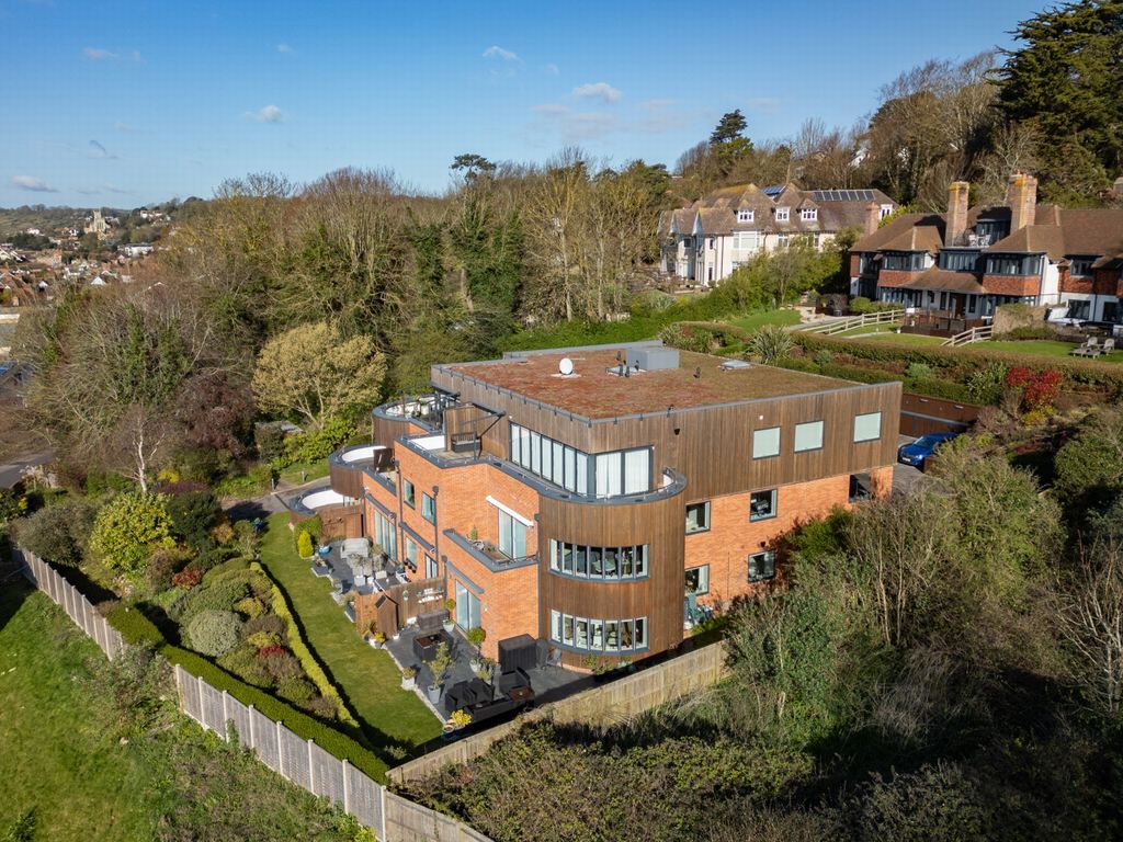 Property photo 2 of 26 Setting