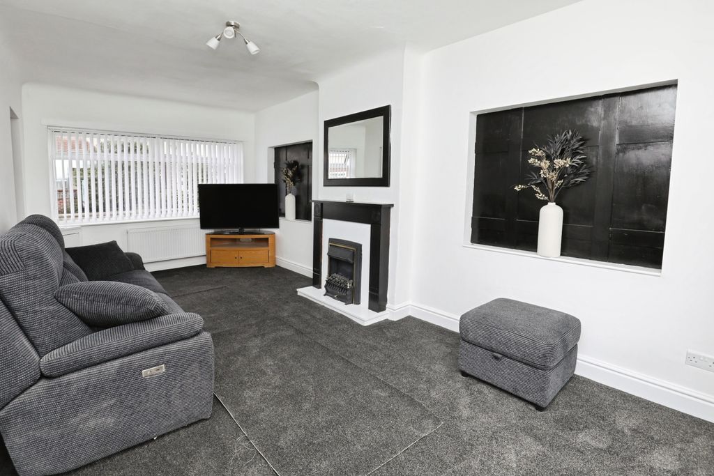 Property photo 2 of 17 Lounge