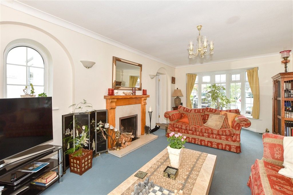 Property photo 3 of 18 Lounge