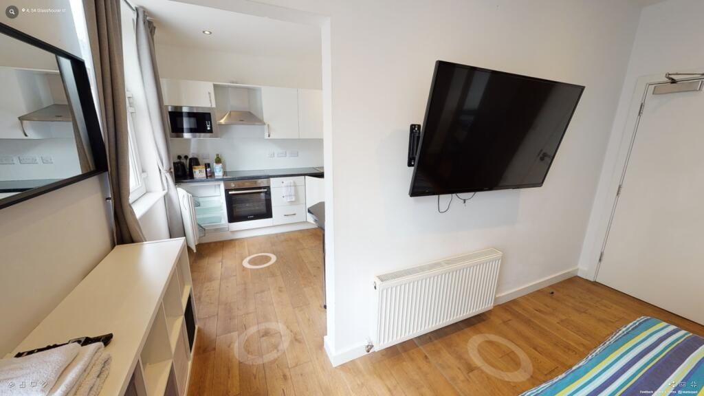 Property photo 3 of 13 Bright And Modern Double Bedroom Featuring A Wall-...
