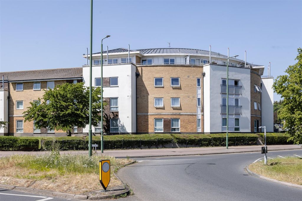 Property photo 1 of 35 Connington Crescent, E4