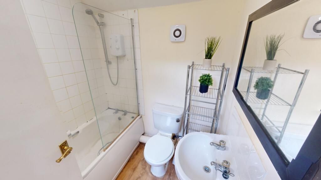 Property photo 3 of 6 Bright And Well-Maintained Bathroom Suite Featurin...