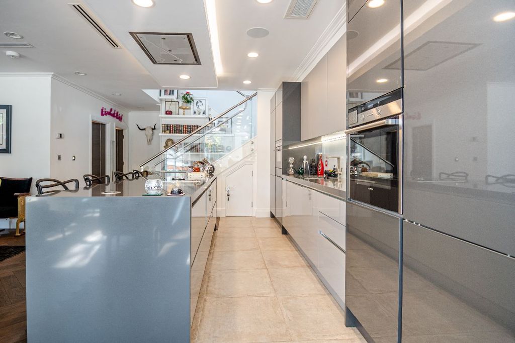 Property photo 3 of 25