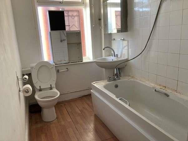 Property photo 3 of 8 Bathroom (1).Jpg