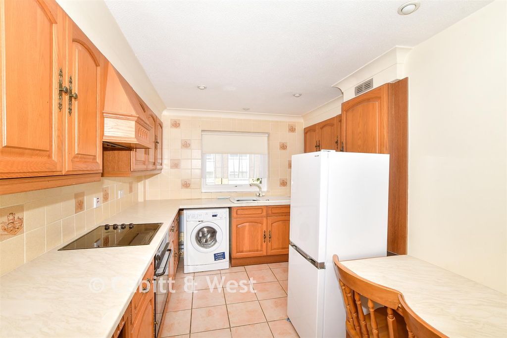 Property photo 3 of 12 Kitchen