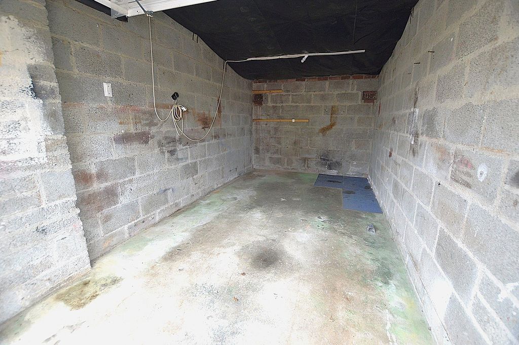 Property photo 2 of 2 Garage Internal