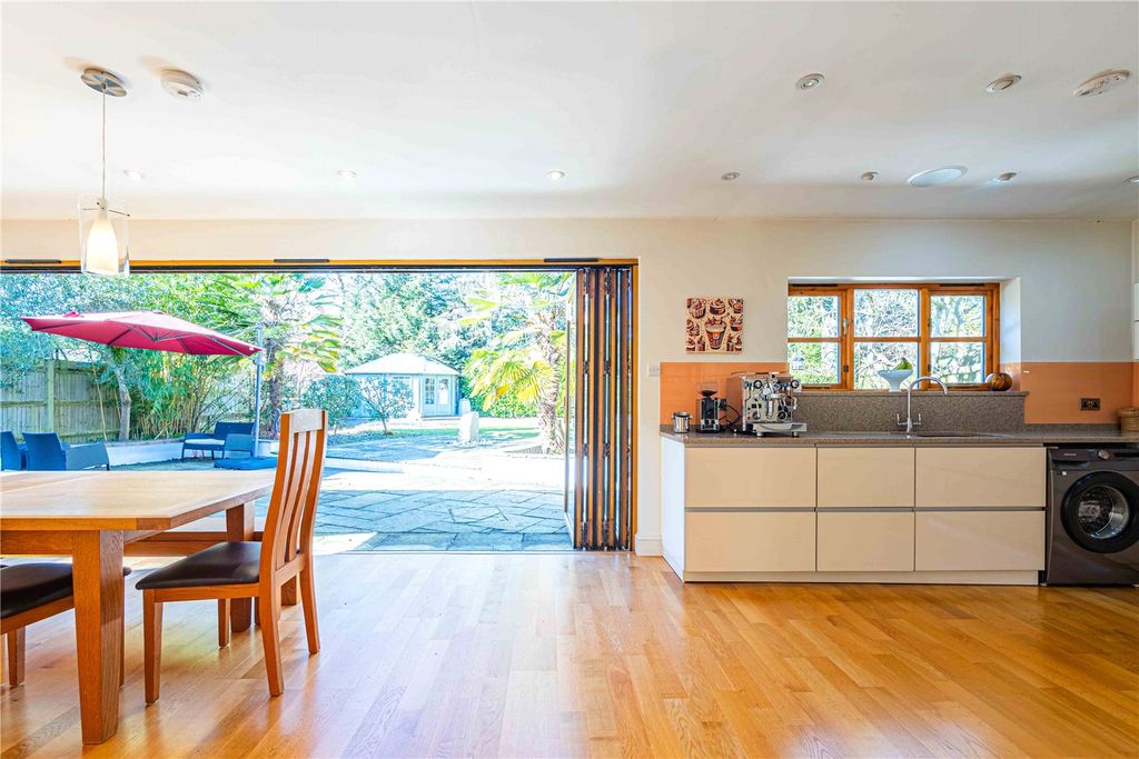 Property photo 2 of 33 Picture No. 16