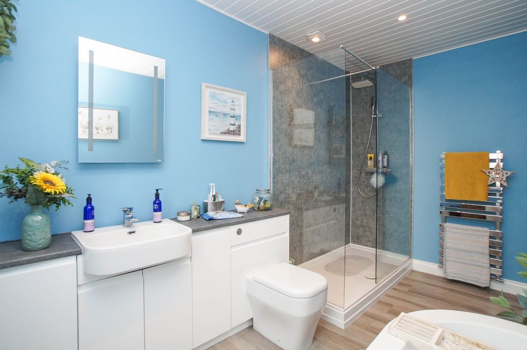 Property photo 3 of 29 Bathroom