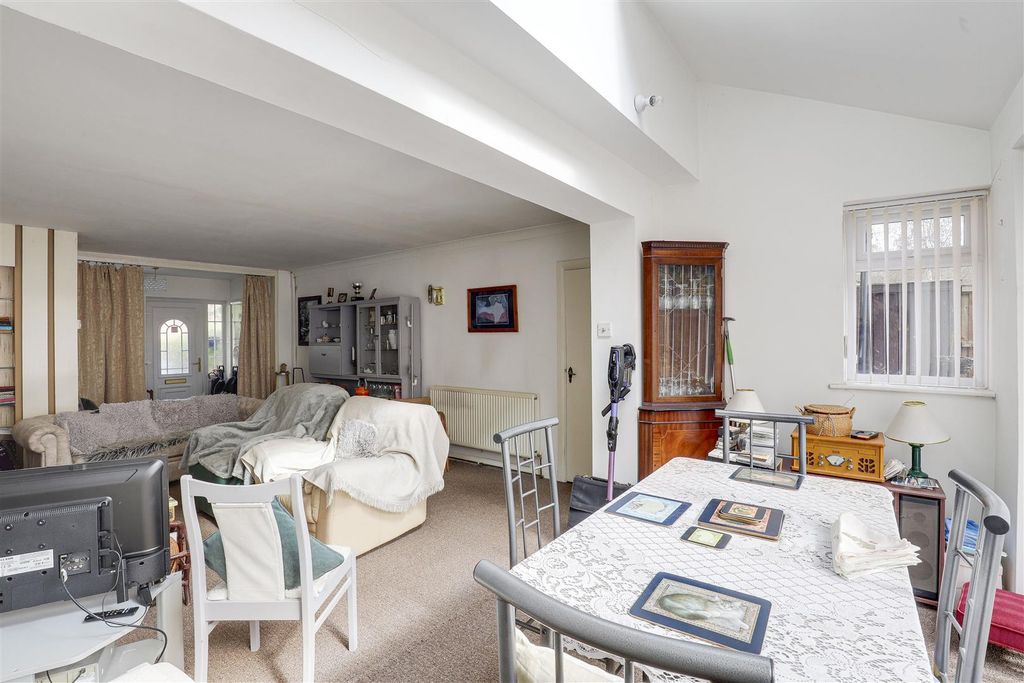 Property photo 3 of 16 20811.Jpg