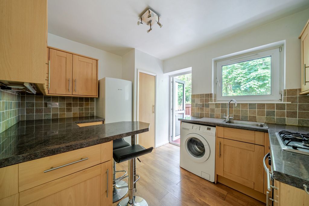 Property photo 3 of 11 1463481-10-6A049F...