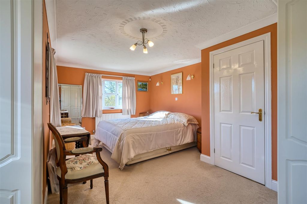 Property photo 3 of 10 Main Bedroom