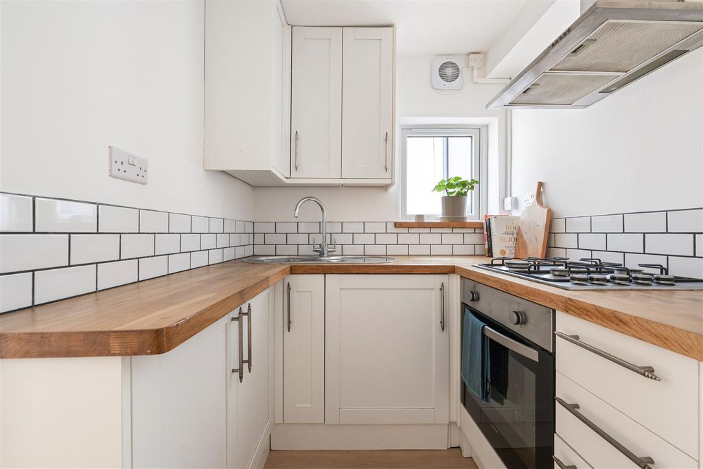 Property photo 3 of 24 Odessa Road, E7