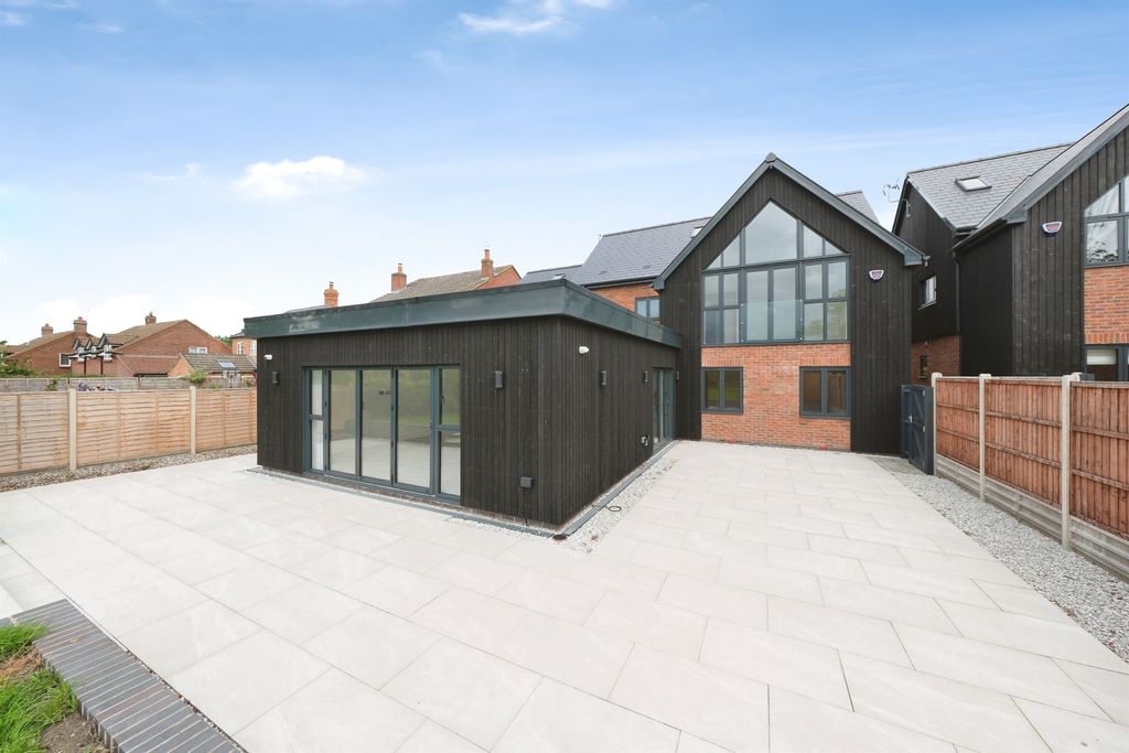 Property photo 2 of 32
