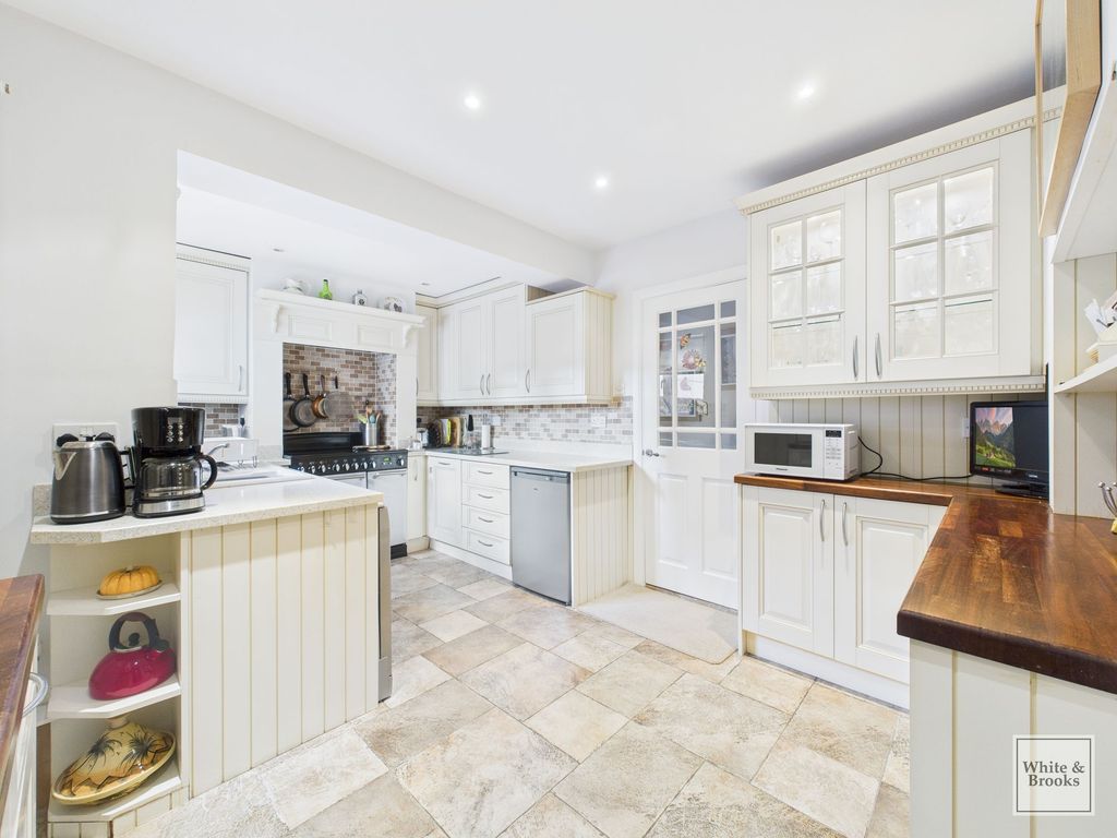 Property photo 3 of 24 Kitchen