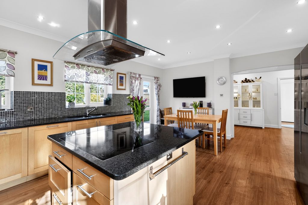 Property photo 3 of 20 Kitchen