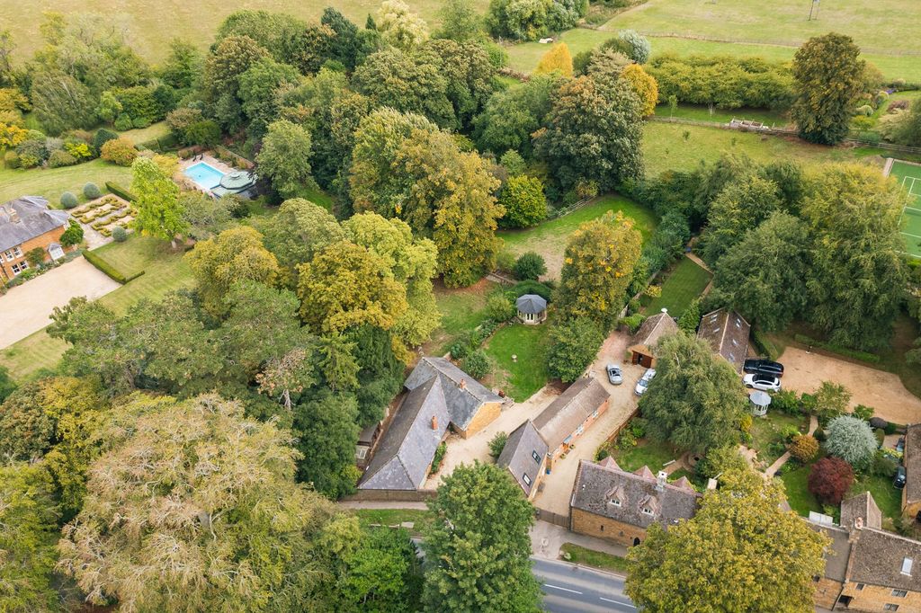 Property photo 2 of 27