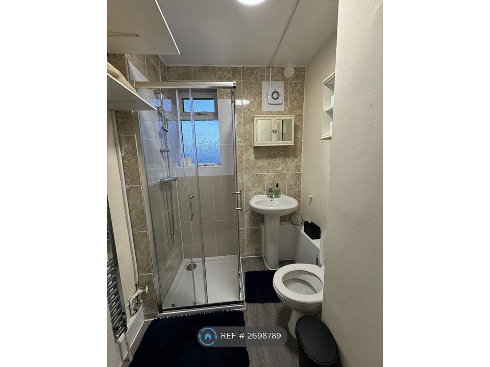 Property photo 3 of 8 Shower/Toilet