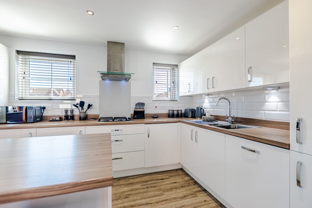 Property photo 3 of 33 Kitchen3