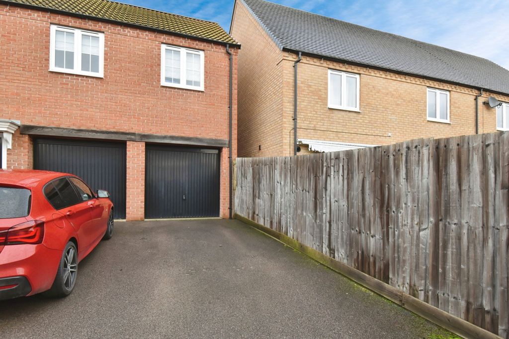 Property photo 2 of 11 Garage